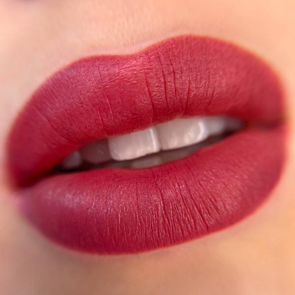 Lips Blush dark red